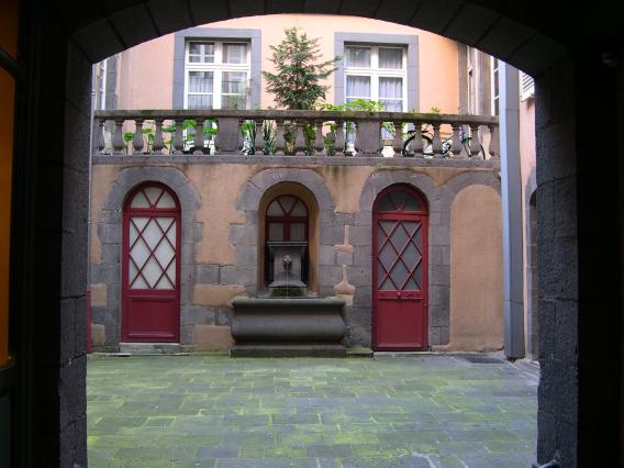 Fontaine dans une cour intérieure